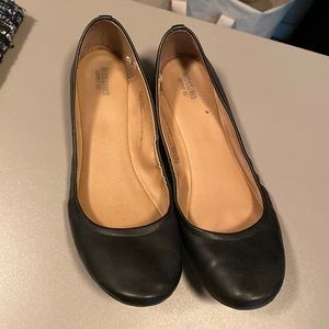 Classic black ballet flats in good shape!
